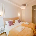 Апартаменти Augusta Street 229- 4 Dto